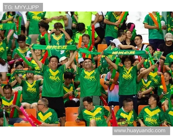 中国足球球星卡线下店盛大开幕球迷热情参与体验足球文化新风潮